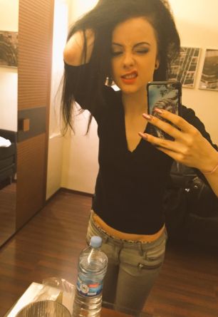 Alessa Savage's Biography - Wall Of Celebrities