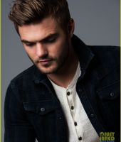 Alex Roe