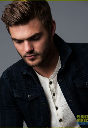 Alex Roe