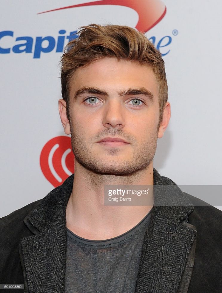 Alex Roe