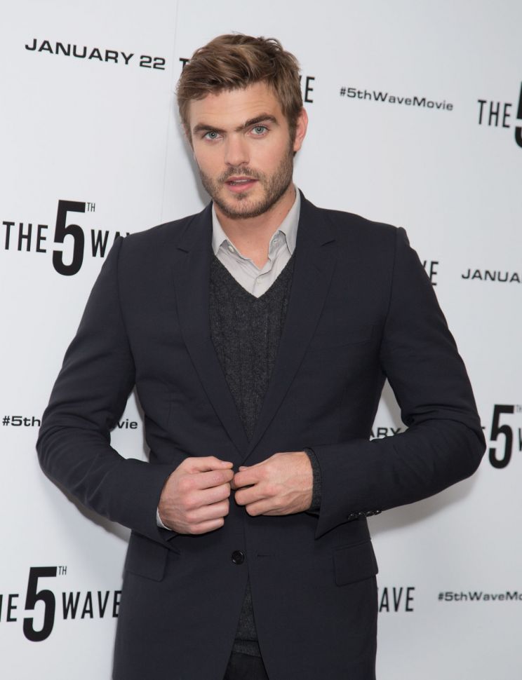 Alex Roe