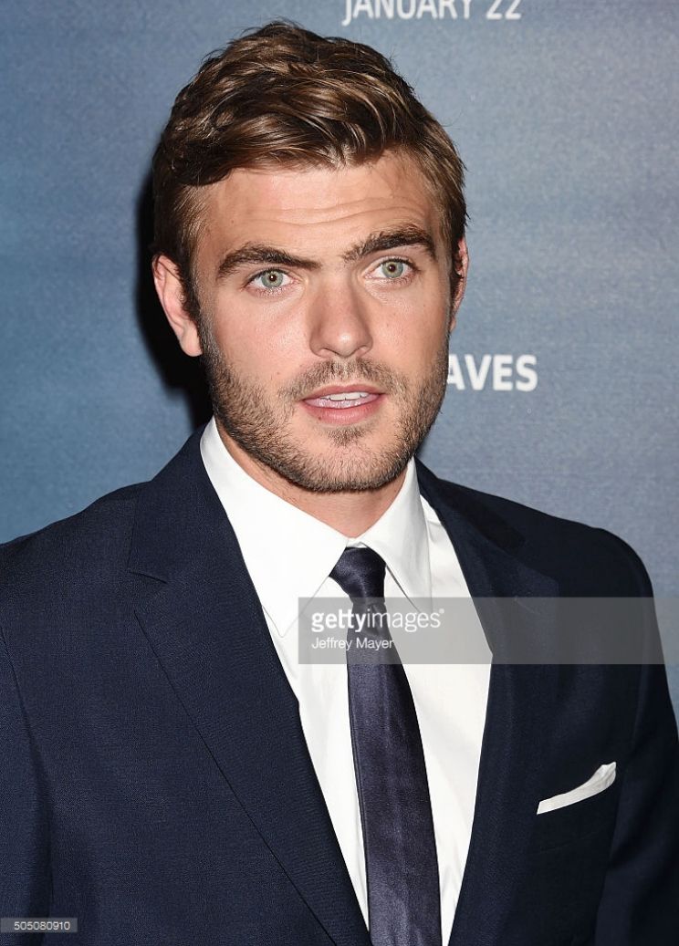 Alex Roe