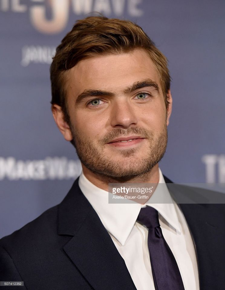 Alex Roe