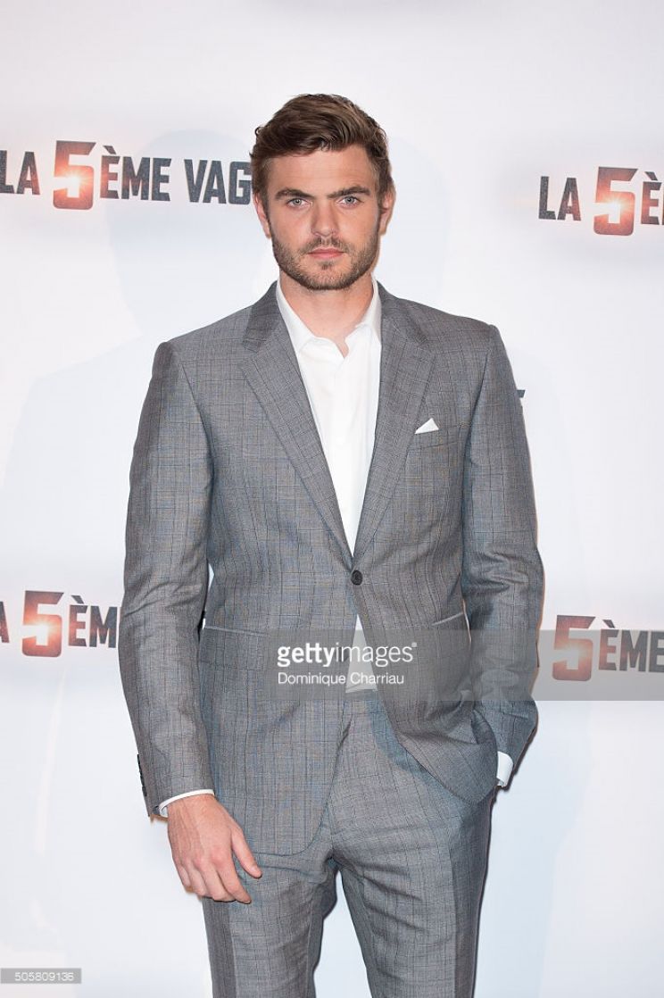 Alex Roe