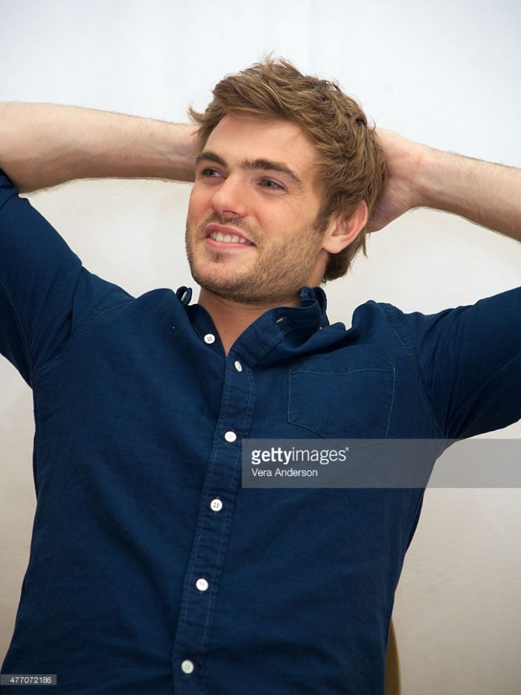 Alex Roe