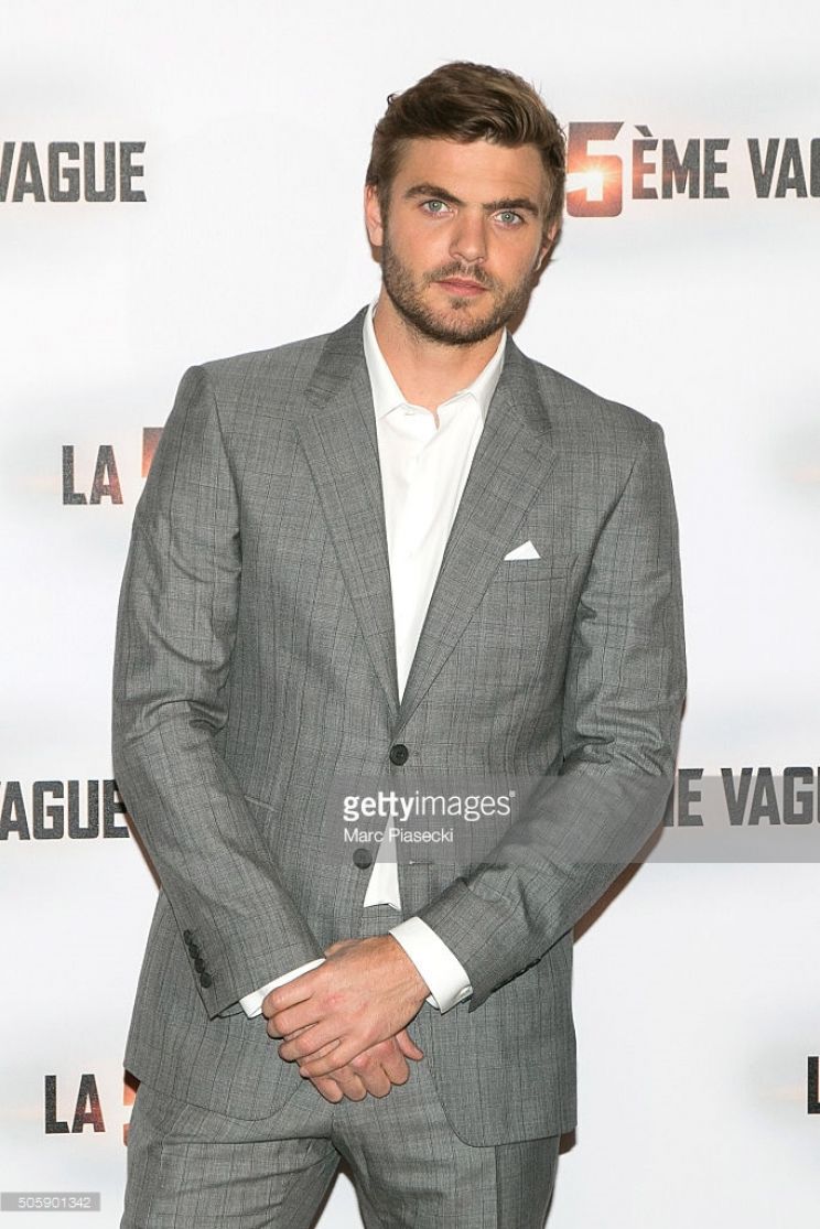 Alex Roe