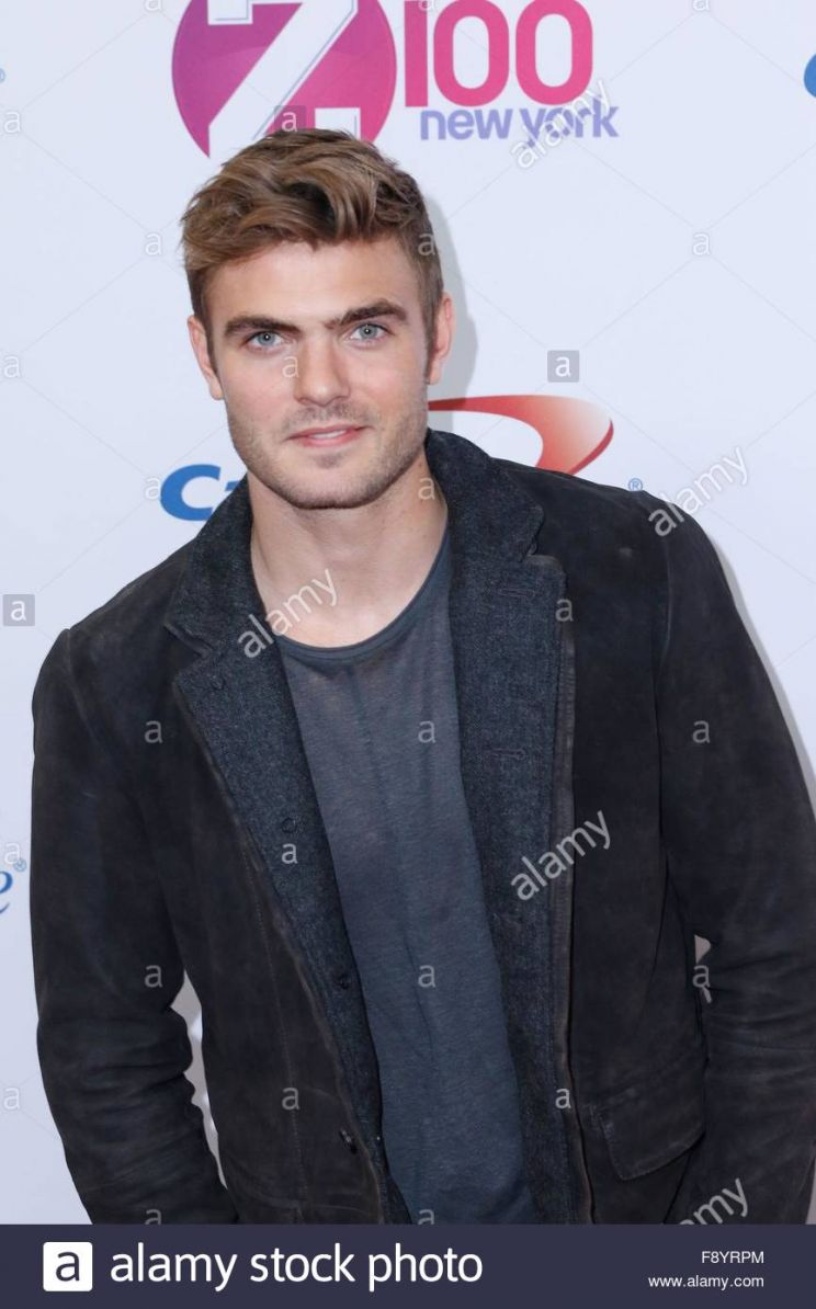 Alex Roe