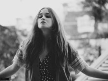 Alice Englert photo