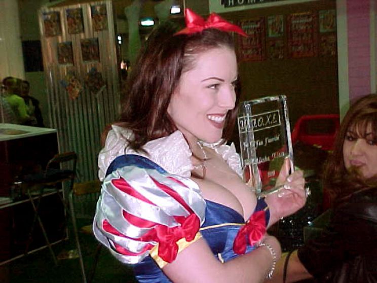 Alisha Klass Photo