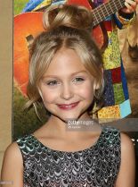 Alyvia Alyn Lind