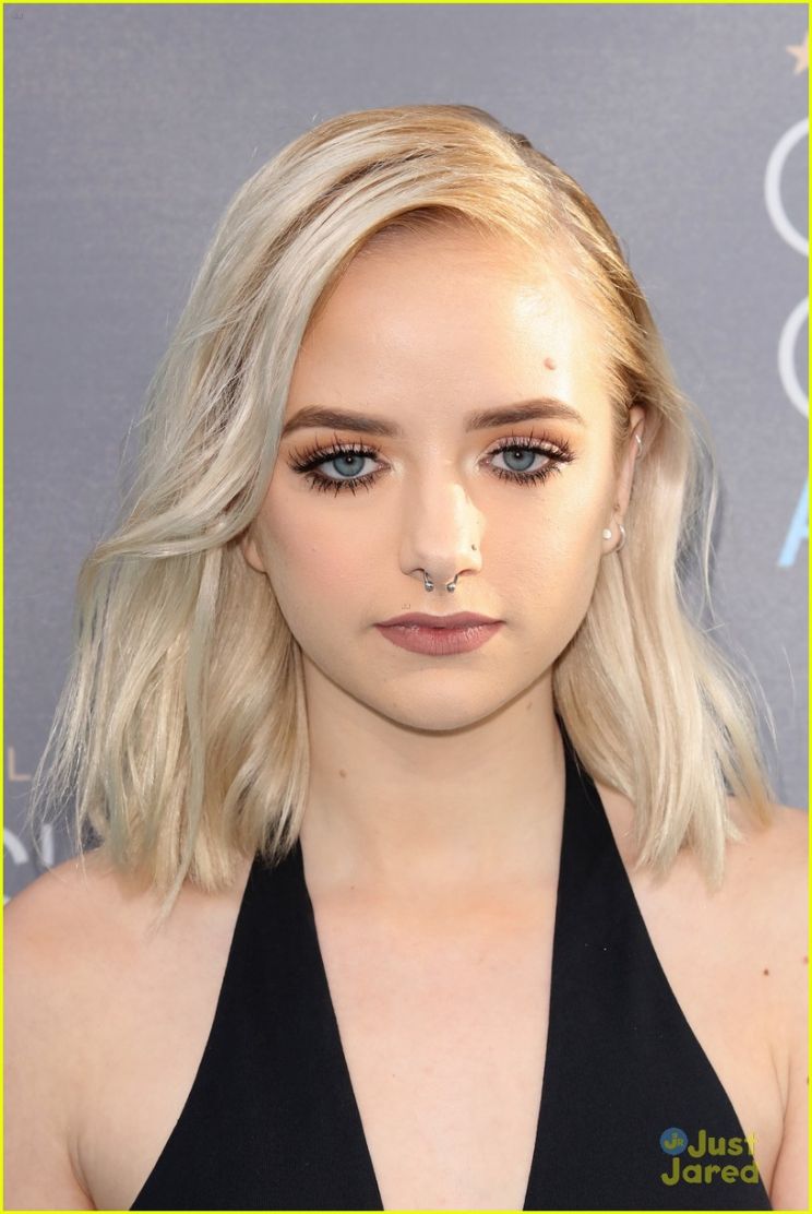 Alyvia Alyn Lind