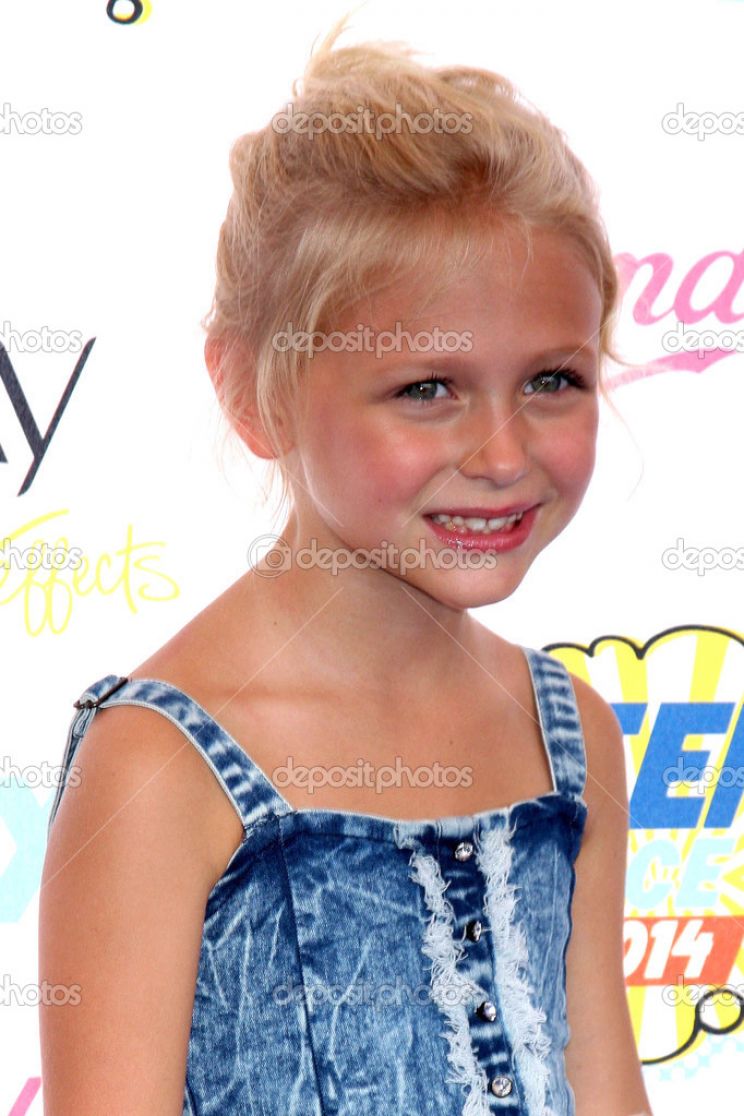 Alyvia Alyn Lind
