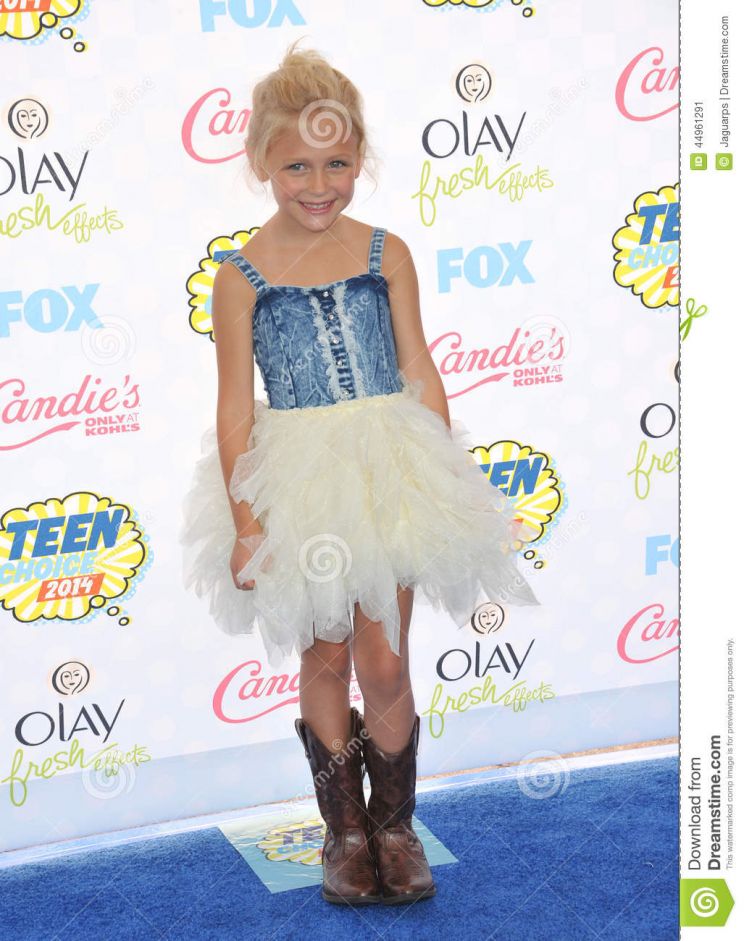 Alyvia Alyn Lind