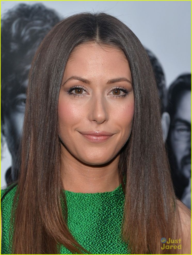 Amanda Crew