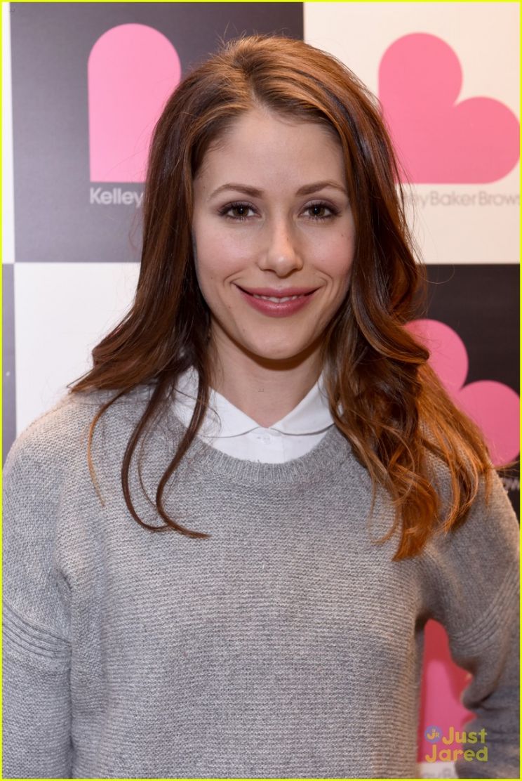 Amanda Crew