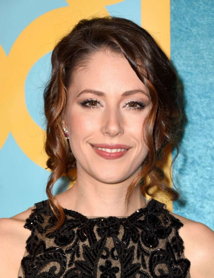 Amanda Crew