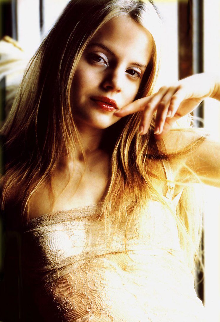 Amanda Elwes