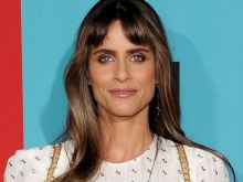 Amanda Peet photo