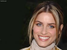 Amanda Peet photo