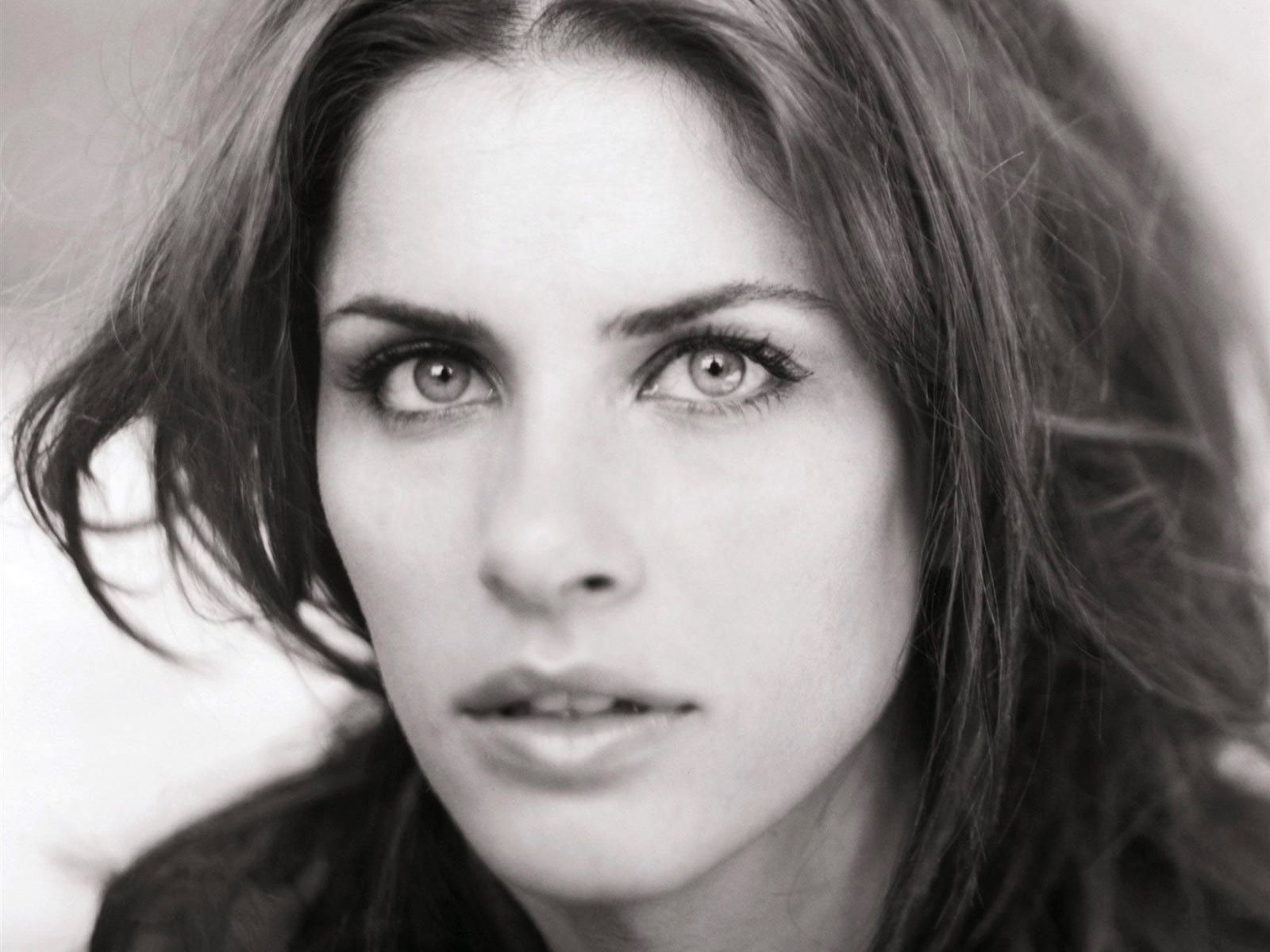 Pictures of Amanda Peet