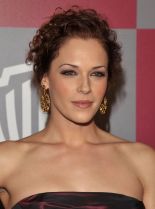 Amanda Righetti