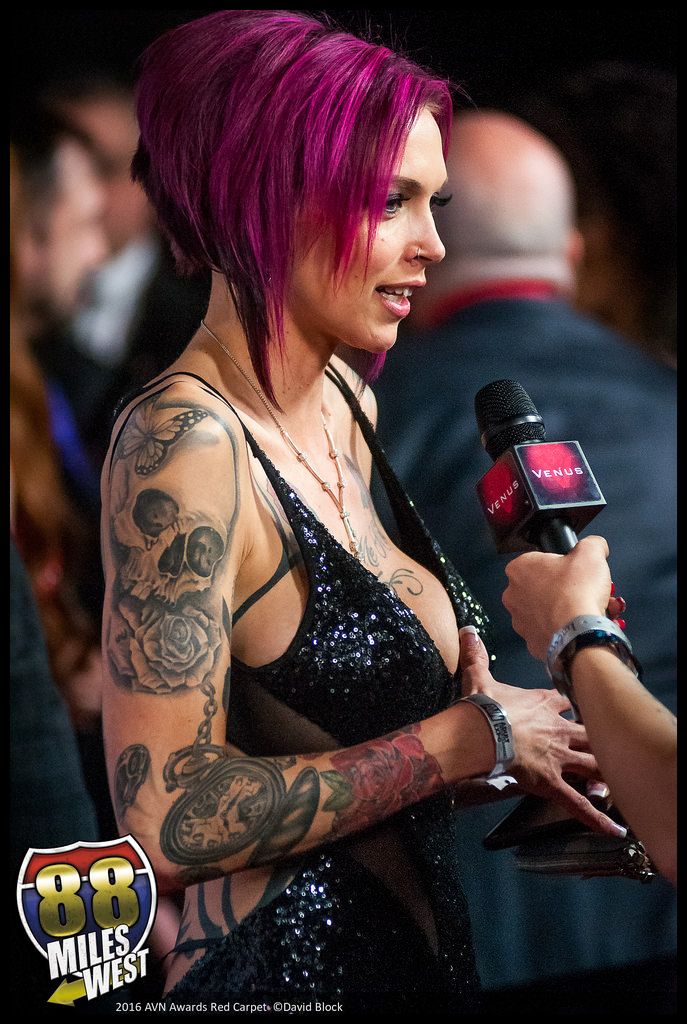 Where Does Anna Bell Peaks Live
