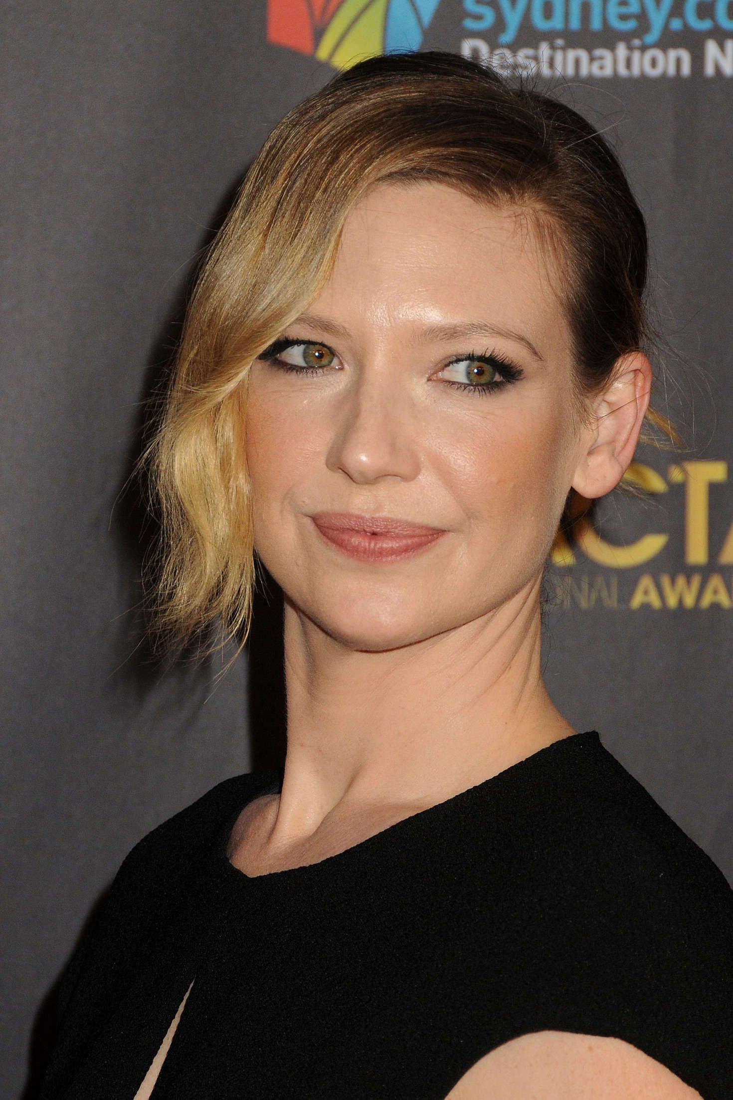 Pictures of Anna Torv