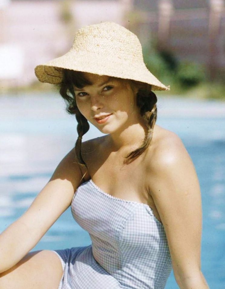 Anne Helm