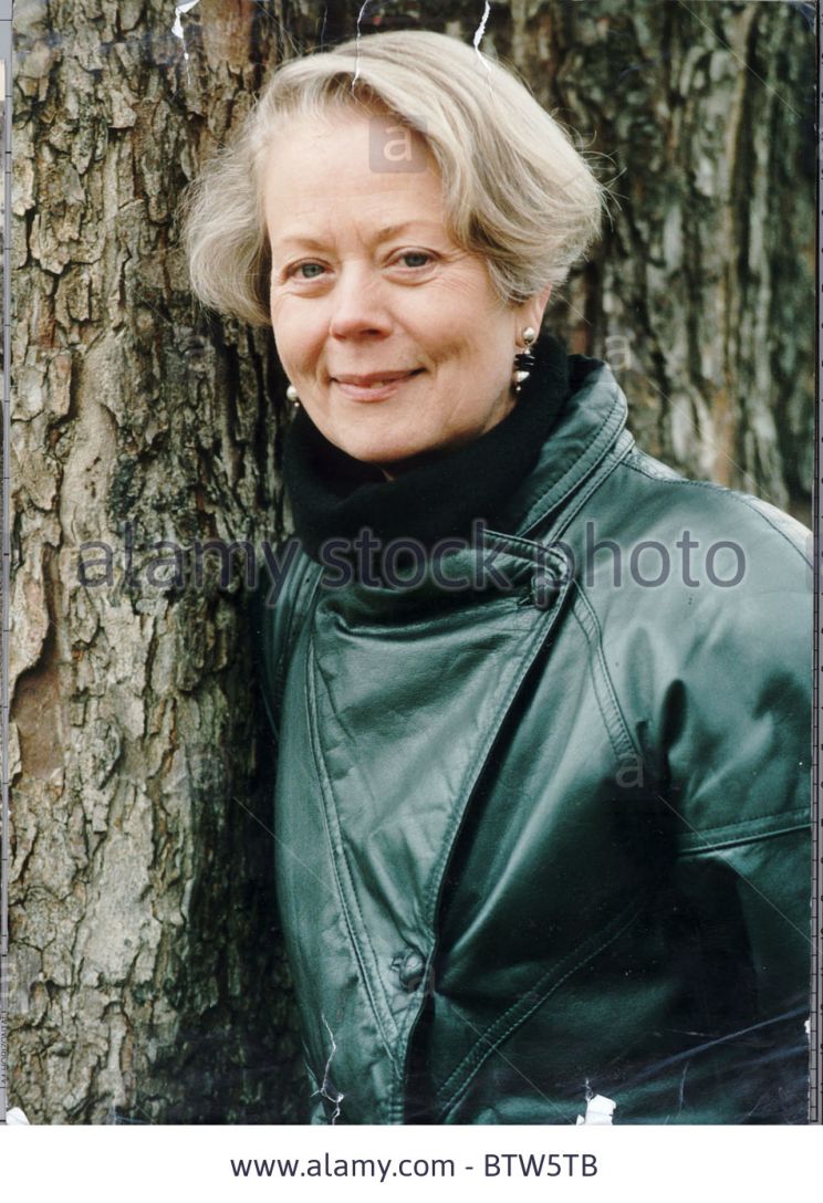 Annette Crosbie