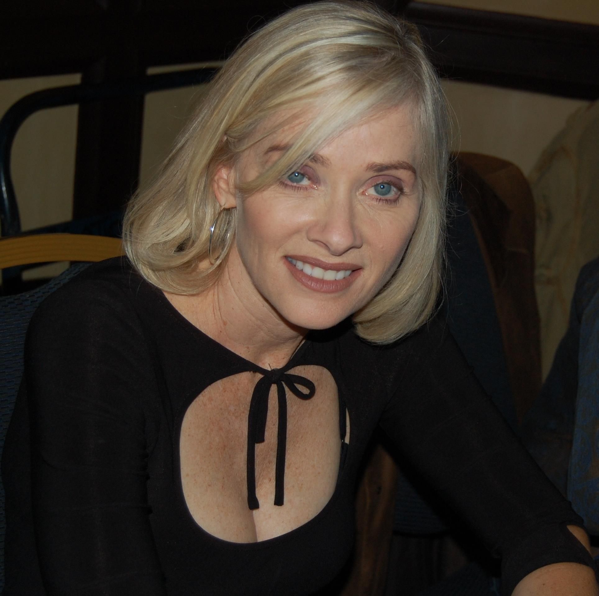 Barbara Crampton. 