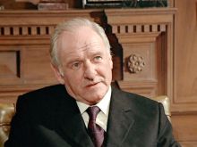 Bernard Lee