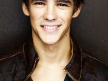 Brenton Thwaites photo