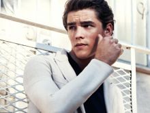 Brenton Thwaites photo