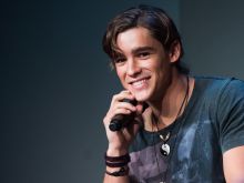 Brenton Thwaites photo