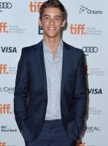 Brenton Thwaites photo