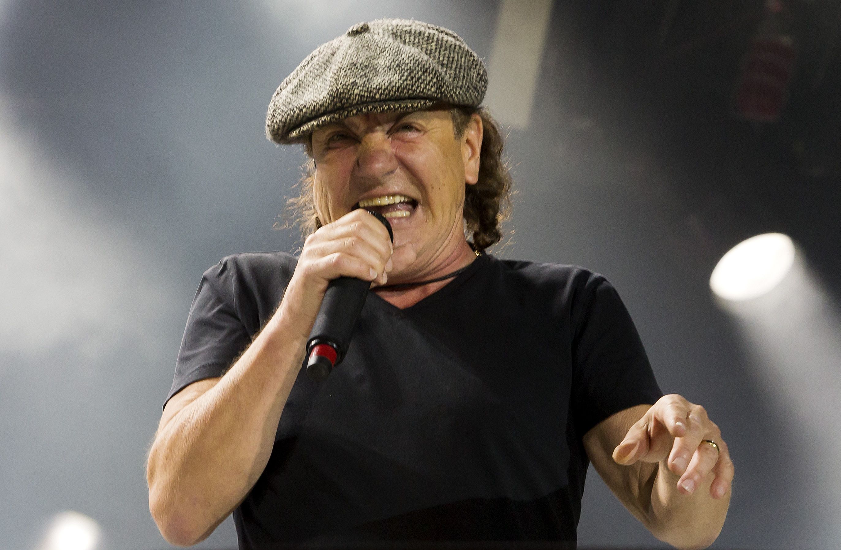 Поет хриплым голосом мужчина. Брайан Джонсон. Брайан Джонсон AC/DC. Солист AC DC Брайан Джонсон. # 1947 - Брайан Джонсон.