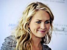 Britt Robertson #10116 picture (Landscape Medium)