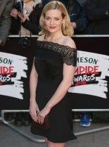 Cara Theobold photo