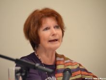Catherine Schell photo