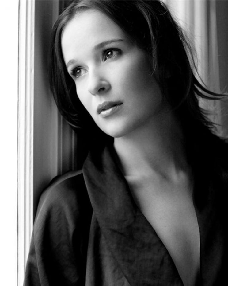 Claire van der Boom