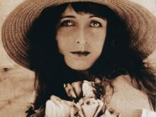 Claire Windsor