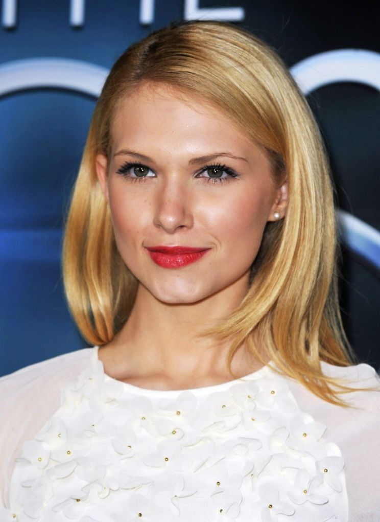 Claudia Lee