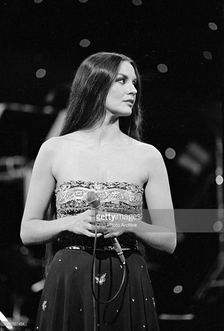 Crystal Gayle's Biography - Wall Of Celebrities
