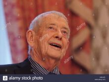 Derek Fowlds