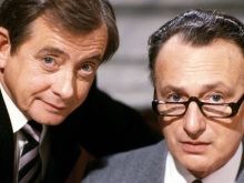 Derek Fowlds