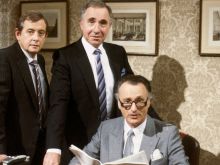 Derek Fowlds