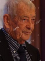 Derek Fowlds