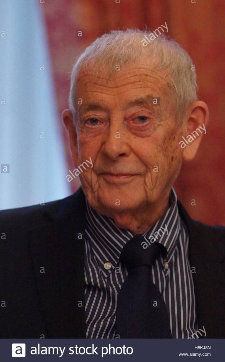 Derek Fowlds