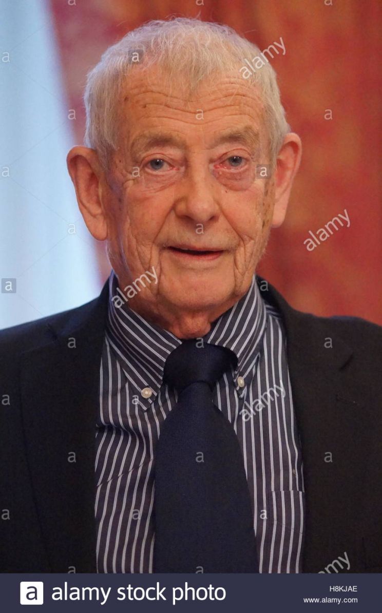 Derek Fowlds