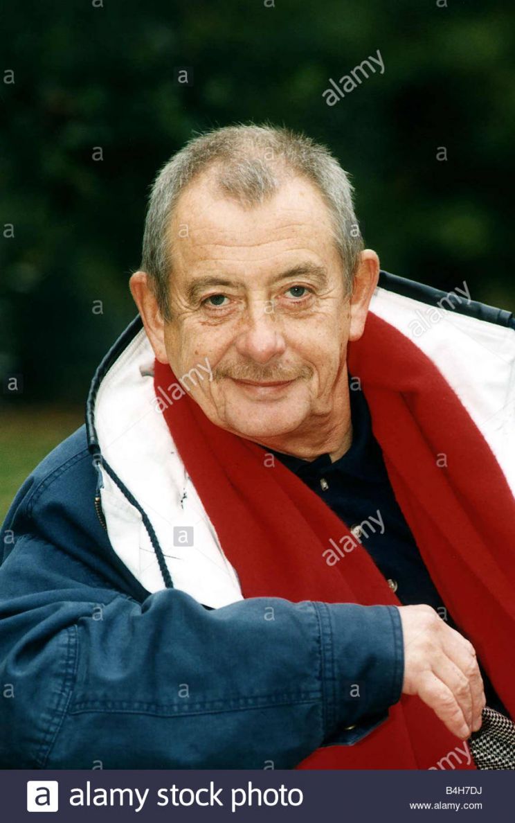 Derek Fowlds